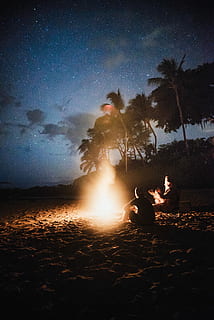 time-lapse fotografie, vreugdevuur, silhouet, man, vrouw, zittend, kust, nacht, hemel, boom, strand, zand, echte mensen, vrijetijdsbesteding, land-, mannen, natuur, levensstijlen, twee personen, mensen, saamhorigheid, volwassen, liefde, buitenshuis, bonding, positieve emotie, 4K, CC0, publiek domein, royaltyvrij