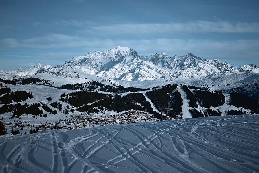 les saisies, aérien, la photographie, les montagnes, couvert, neige, jour, ski, Piste, Montagne, chaîne de montagnes, nuage, température froide, hiver, ciel, paysages - nature, beauté dans la nature, montagne au sommet enneigé, scène tranquille, tranquillité, personne, paysage, environnement, couleur blanche, nuage - ciel, la nature, scène non urbaine, journée, sommet de la montagne, 5K