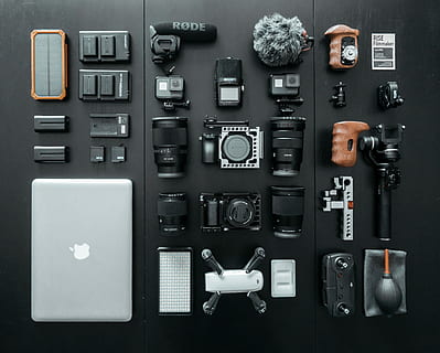 gümüş macbook, yanında, Şarj Aleti, siyah, kamera, erkek arı, set, flatlay, vites, teknoloji, cihaz, parçalar, pil, ekipman, macbook, dizüstü, stabilizatör, mikrofon, rode, kamera gövdesi, lens, şarj cihazı, sap, film yapımcısı, doğrudan yukarıda, içeriye, kamera - fotoğrafik donanımlar, insansız, stüdyo çekimi, büyük nesne grubu, natürmort, fotoğrafçılık temaları, varyasyon, bağ, seçim, tablo, aranjman, fotoğrafik donanım, retro tarz, dijital kamera, iletişim, siyah arka plan, 4K, CC0, kamu malı, telif ücretsiz