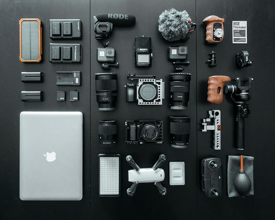 stříbrná macbook, vedle, nabíječka baterií, Černá, Fotoaparát, trubec, soubor, flatlay, Ozubené kolo, tech, přístroj, částí, baterie, zařízení, macbook, laptop, stabilizátor, mic, mikrofon, jel, tělo fotoaparátu, objektiv, nabíječka, Rukojeť, filmaře, technologie, přímo nad, uvnitř, fotoaparát - fotografické vybavení, nikdo, studio shot, velká skupina objektů, stálý život, fotografická témata, variace, spojení, výběr, stůl, uspořádání, fotografické vybavení, retro stylu, digitální fotoaparát, sdělení, černé pozadí, 4K