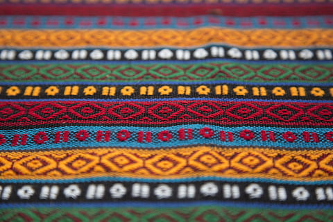 teixit, textura, suavitat, tèxtil, detall, macro, patró, vertical, ningú, resum, llana, fons, còpia espai, disseny, enfocament selectiu, cap gent, cotó, bonic, moda, patró abstracte, colors vius, foto, lanat, model, estudi, coberta del cap, fotografia, imatge en color, primer pla, multicolor, indústria, indústria tèxtil, primer pla extrem, catifa - decoració, marc complet, vermell, record, ornamentat, 5K, CC0, domini públic, lliure de regalies