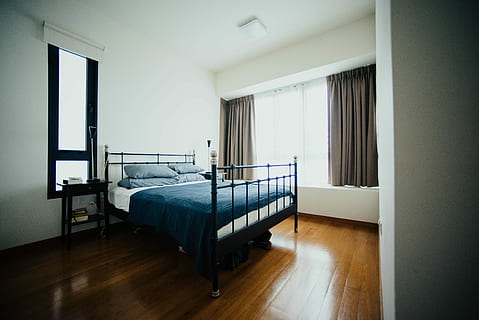 set da letto, letto, blu, lenzuolo, dentro, finestra, letto di ferro, interior design, stanza vuota, Camera da letto, in casa, pavimento in legno, legna, pavimentazione, stanza domestica, assenza, posto a sedere, interno di casa, mobilia, giorno, nessuno, vuoto, sedia, architettura, soggiorno, lusso, interno vetrina casa, tavolo, appartamento, parquet, 5K, CC0, dominio pubblico, privo di copyright