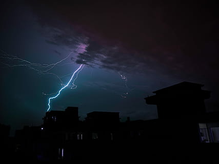 lav, lysfotografering, torden, silhuet foto, hus, lynnedslag, lyn, storm, overskyet, Sky, magt i naturen, tordenvejr, strøm, nat, sky - himmel, arkitektur, himmel, forked lightning, advarselsskilt, dramatisk himmel, skønhed i naturen, bygget struktur, meddelelse, storm sky, bygning udvendig, skilt, belyst, ingen mennesker, udendørs, mørk, lilla, lys, ildevarslende, 4K, CC0, offentligt domæne, royaltyfrie