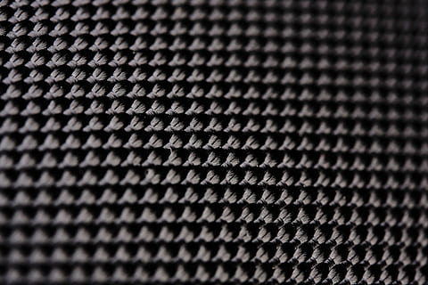 abstract, licht, achtergrond, structuur, patroon, macro, detail-, mooi, abstract patroon, niemand, fotografie, ontwerp, LED lichten, foto, achtergronden, lichte kleuring, decoratie, voorwerp, kleurenbeeld, ruimte, figuur, grafiek, artefact, geen mensen, grijs, kleding stof, studio, motief, detailopname, horizontaal, selectieve aandacht, kopie ruimte, detailfoto's, getextureerde, donker, metaal, volledig kader, rooster, technologie, zwarte kleur, metalen rooster, industrie, modern, herhaling, muziek-, binnenshuis, gaas, getextureerd effect, chroom, staal, 2K, CC0, publiek domein, royaltyvrij