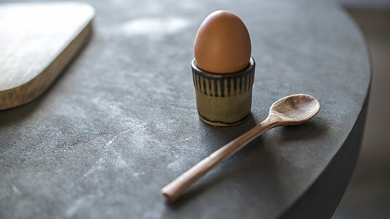 ei, lepel, beton, tafel, pluimvee ei, naast, bruin, eierdop, voedsel, keuken gebruiksvoorwerp, eten en drinken, eetgerei, hout - materiaal, huishoudspullen, geen mensen, selectieve aandacht, binnenshuis, detailopname, welzijn, versheid, keuken-, gezond eten, voorbereiding, ingrediënt, deegroller, houten lepel, zilverkleurig, 4K, CC0, publiek domein, royaltyvrij