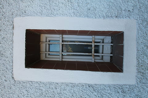 finestra, griglia, piccolo, parete, struttura costruita, architettura, esterno dell'edificio, caratteristica della parete, nessuno, giorno, costruzione, all'aperto, vetro - materiale, Inquadratura dal basso, strutturato, Colore bianco, avvicinamento, vecchio, fotogramma intero, rettangolo, forma geometrica, riflessione, telaio della finestra, direttamente sotto, 4K, CC0, dominio pubblico, privo di copyright