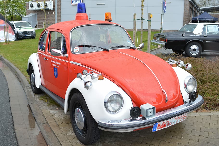 Käfer, Feuer Feuer, Feuerwehrauto, Oldtimer, Feuer, Fahrzeuge, historisch, altes Fahrzeug, Auto, Transport, rot, Landfahrzeug, Transportart, Automobilindustrie, Transportmittel, Kraftfahrzeug, stationär, Retro-Stil, Straße, Stadt, Tag, Parkplatz, die Architektur, draußen, keine Leute, Gebäudehülle, gebaute Struktur, Luxus, Garage, 2K