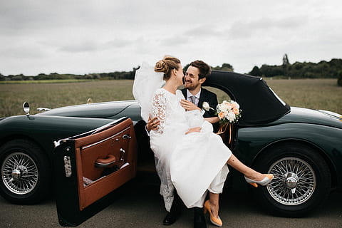 recentemente, novelli, nero, coupe, giorno, sposa, auto, nozze, donne, all'aperto, amore, sposo, uomini, sposato, coppia eterosessuale, adulto, etnia caucasica, sorridente, due persone, sposini, matrimoni, limousine, persone, vestito da sposa, convertibile, coppia - relazione, celebrazione, mazzo, felicità, vestito, veicolo terrestre, evento, moglie, immagine a colori, solo adulti, solidarieta, veicolo a motore, mezzi di trasporto, modo di trasporto, giovane adulto, giovani uomini, emozione positiva, composizione floreale, marito, 5K, CC0, dominio pubblico, privo di copyright