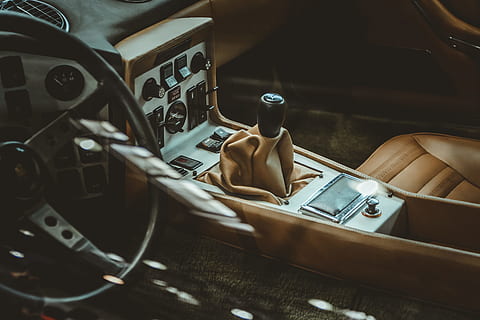 gearskifte gearkasse, Brun, sort, gearskiftearm, neutral, person, Foto, beige, bil, indre, transportmidler, gammeldags, retro stylet, gammel, antik, transportform, forældet, ingen mennesker, indendørs, dag, motor køretøj, land køretøj, bil interiør, køretøj interiør, gearskift, rat, kontrolpanel, rejse, instrumentbræt, menneskelig kropsdel, tæt på, menneskelig hånd, teknologi, rigtige mennesker, kontrollere, en person, luksus, 5K, CC0, offentligt domæne, royaltyfrie