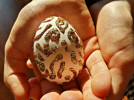 ou de Paște, ornament, ou, Paști, ornamente de Crăciun, oua de Paste, ouă, personalizat, concediu, glob de Craciun, colorate, partea corpului uman, o persoana, umană, oameni, a închide, deținere, mână, oameni adevărați, parte a corpului, deget, degetul uman, mancare si bautura, perspectivă personală, să se concentreze asupra primelor elemente, alimente, persoană nerecunoscută, zi, stiluri de viață, în aer liber, natură, 4K, CC0, domeniu public, fără drepturi de autor