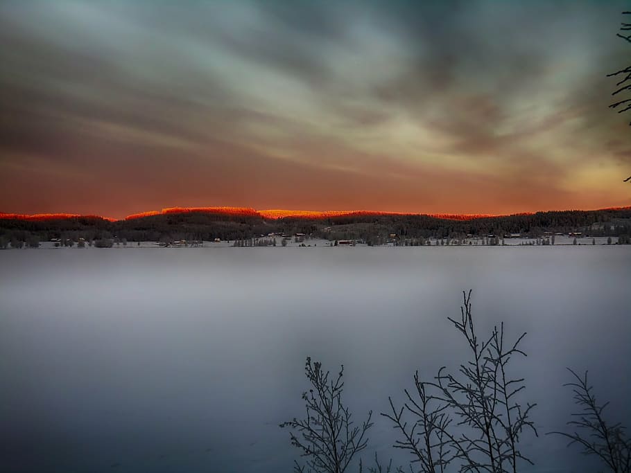 augalų, apsupti, sniegas, saulėlydis, miškas, medžiai, miškai, kraštovaizdį, vaizdingas, žiemą, Vista, saulės šviesa, dangus, debesys, pobūdį, išorėje, kaime, Švedija, hdr, lauke, debesis - dangus, grožis gamtoje, vaizdai - gamta, ramioje scenoje, ramybė, vanduo, nėra žmonių, oranžinė spalva, medis, ežeras, ne miesto scenoje, idiliškas, atspindys, šalta temperatūra, 4K