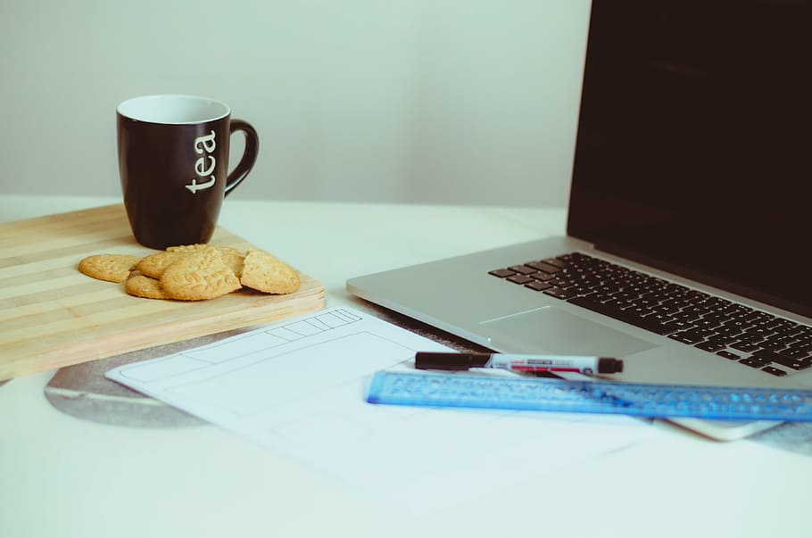 marró, ceràmica, tassa, al costat, cookies, gris, ordinador portàtil, blanc, superfície, negre, marcador, MacBook, pro, te, portàtil, ordinador, tecnologia, oficina, escriptori, treball, creatiu, regle, bolígraf, negocis, tecnologia sense fils, a l'interior, comunicació, taula, Internet, cap gent, menjar i beguda, beure, tassa de cafè, connexió, menjar, refresc, cafè - beguda, natura morta, cafè, esmorzar, berenar, tassa de te, 4K