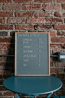 Boa, pessoas, café, co, cardápio, borda, topo, azul, mesa, cinzento, placa de sinal, placa, opções, parede, tijolo, vermelho, verde, saída, fazer compras, viciado do café, amante do café, chá, torrada, cerveja gelada, quimio, leite, expresso, comunicação, texto, parede de tijolos, recurso de construção de parede, ninguém, fechar-se, roteiro ocidental, estrutura construída, dia, arquitetura, história, parede de pedra, o passado, velho, em formação, ao ar livre, mensagem, 5K, CC0, domínio público, royalty free