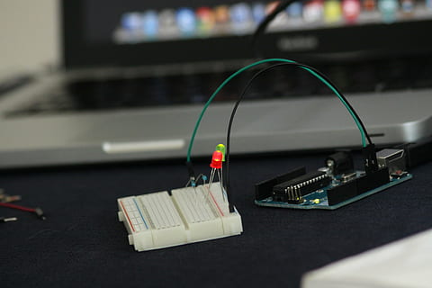 Computer, Daten, Hardware-, LED, Technologie, Verbindung, drinnen, Computerausrüstung, Kommunikation, Kabel, Internet, keine Leute, Schreibtisch, Nahansicht, Computernetzwerk, Möbel, Tabelle, Netzwerkanschlussstecker, Gruppe von Objekten, Computer Tastatur, Geschäft, selektiver Fokus, Tastatur, 4K, CC0, gemeinfrei, lizenzfrei
