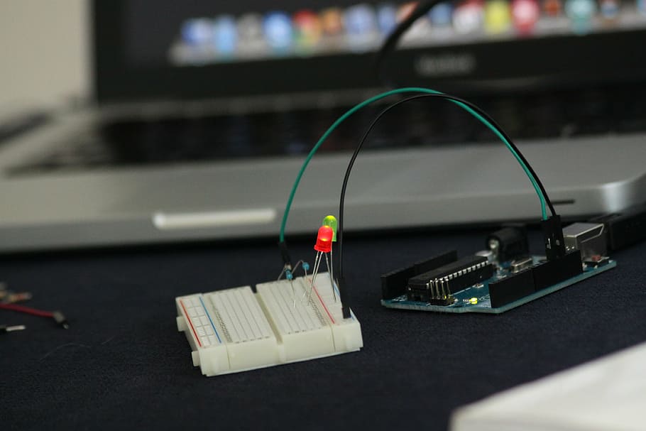 scheda di circuito, filo, bianca, nero, con filo, elettronico, dispositivi, il computer portatile, computer, tastiera, sfocatura, tecnologia, connessione, comunicazione, nessuno, cavo, in casa, avvicinamento, spina di connessione di rete, Internet, giorno, attrezzatura informatica, scrivania, rete di computer, mobilia, tavolo, gruppo di oggetti, tastiera del computer, attività commerciale, messa a fuoco selettiva, 4K
