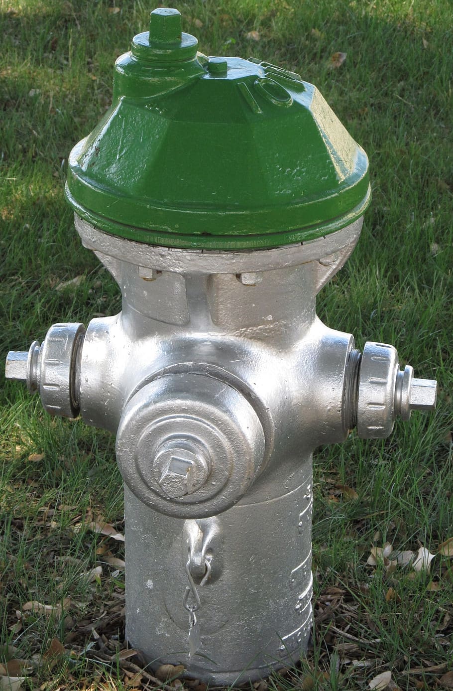 boca d'incendi, endoll de foc, hidrant, endoll, aigua, emergència, extingir, equipament, bomber, acer, herba, metall, camp, terra, dia, cap gent, color verd, planta, vista d’angle alt, naturalesa, protecció, seguretat, accidents i desastres, a l'aire lliure, primer pla, bomba d'aigua, color plata, 1080P