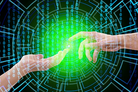 Person, Hand, Matrixcode, Technologie, Entwickler, berühren, Finger, künstliche Intelligenz, denken, Steuerung, Computerwissenschaften, Elektrotechnik, Computer, intelligent, kontrolliert werden, Tafel, Schaltung, Daten, Funktion, Mikroprozessor, Datenaustausch, Digital, Kommunikation, Netzwerk, Server, menschliches Körperteil, menschliche Hand, futuristisch, Verbindung, Körperteil, Muster, kabellose Technologie, Erwachsene, digitaler Verbund, Menschen, Männer, Innovation, Internet, Studioaufnahme, Cyberspace, menschlicher Arm, menschliches Glied, 5K
