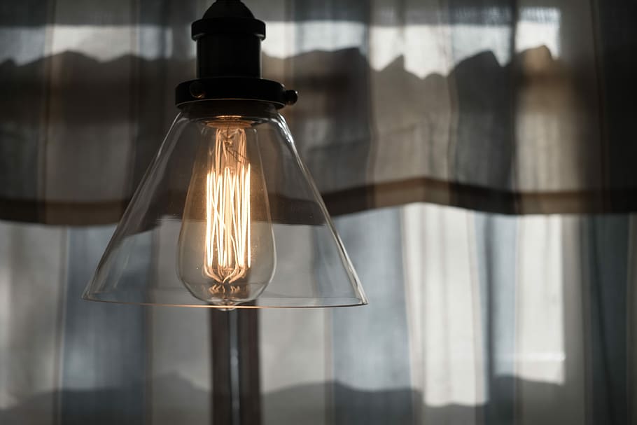 superficiale, fotografia a fuoco, lampada a sospensione, chiaro, lampada a sospensione in vetro, luce, lampadina, lampada, finestra, tenda, paralume, raggiante, pendente, sospeso, filamento, casa, pensiero, idea, vecchio stile, vetro - materiale, trasparente, attrezzatura per l'illuminazione, illuminato, in casa, elettricità, luce elettrica, concentrarsi sulle conoscenze acquisite, nessuno, avvicinamento, lampada elettrica, luce - fenomeno naturale, giorno, combustibile e produzione di energia, soffitto, Alimentazione elettrica, 4K
