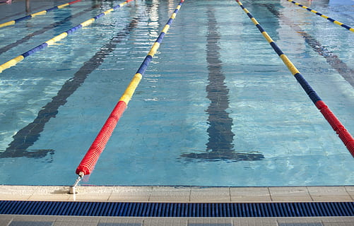 nuoto, esercizio, piscina, indicatore di corsia di nuoto, acqua, giorno, riflessione, vista dall'alto, nessuno, natura, all'aperto, blu, rosso, luce del sole, ombra, bagnato, sport, architettura, a strisce, sicurezza, 4K, CC0, dominio pubblico, privo di copyright