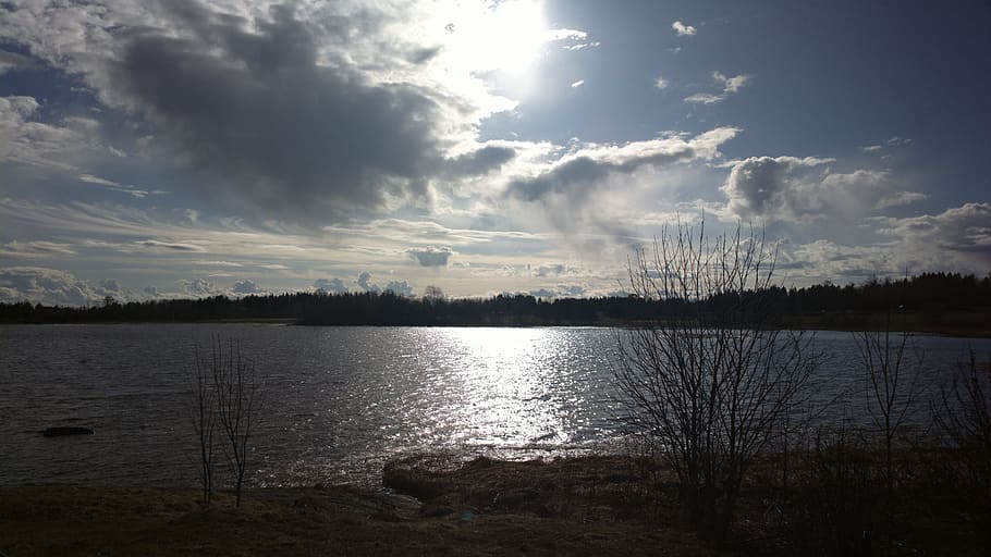 Sonne, Wolken, Sonnenuntergang, Himmel, Blau, blauer Himmel, Frühling, Geäst, Baum, Sonnenschein, finnisch, See, Wasser, Strand, wunderschönen, Horizont, Dämmerung, Abends, szenisch, Stille, dunkle Wolken, Wolke, dunkel, windig fern, wolke - himmel, Ruhe, ruhige Szene, Szenen - Natur, Schönheit in der Natur, Natur, keine Leute, Nicht-städtische Szene, Reflexion, Pflanze, Land, Sonnenlicht, Landschaft, draußen, 2K