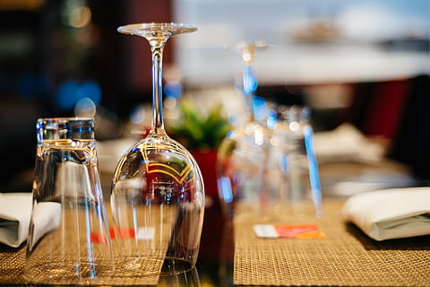 selektiv, Foto fokussieren, klar, Trinken, Weinglas, Brille, Tabelle, Restaurant, Abendessen, ordentlich, poliert, Essen, Mittagessen, Rahmen, Wein, speisen, Tischdecke, Dekoration, Glas, Essen und Trinken, Glas - Material, Erfrischung, Getränk, Alkohol, Flasche, selektiver Fokus, Container, drinnen, keine Leute, Lebensmittel, Trinkglas, Nahansicht, Fokus auf den Vordergrund, Haushaltsausstattung, Bartheke, Luxus, 5K, CC0, gemeinfrei, lizenzfrei