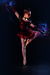 tanssiva ballerina, tanssija, eleganssi, tanssi, poseeraa, tyylikäs, yksi henkilö, taiteen kulttuuri ja viihde, esitys, täyspitkä, yö-, nuori aikuinen, nuoret naiset, naiset, sisällä, valaistu, oikeita ihmisiä, vaatetus, taito, yöelämä, liike, vaihe, näyttämö - suorituskyky, muoti, kaunis nainen, musta tausta, ihmisen käsivarsi, muotoilu, 1080P, CC0, public domain, rojaltivapaa