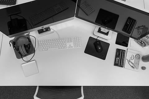 Due, monitor per computer, scrivania, Mac, del desktop, computer, monitor, tastiera, topo, cuffie, oggetti, tecnologia, attività commerciale, ufficio, tavolo, connessione, tastiera del computer, comunicazione, mobilia, attrezzatura informatica, vista dall'alto, in casa, tecnologia wireless, nessuno, direttamente sopra, telefono, mouse del computer, computer fisso, telefono fisso, vuoto, 5K, CC0, dominio pubblico, privo di copyright