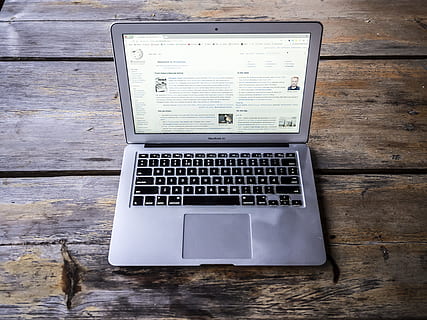 zapnutý, šedá, přenosný počítač, macbook, počítač, stůl, robustní, dřevo, notebook, obrazovka, laptop, technologie, design, sdělení, Internet, klávesnice, přístroj, monitor, digitální, pracovní, bezdrátový, MacBook air, telekomunikace, pracování z domova, bezdrátové technologie, nikdo, spojení, dřevo - materiál, uvnitř, vysoký úhel pohledu, přenosné informační zařízení, stálý život, přímo nad, den, počítačová klávesnice, text, počítačové vybavení, 4K, CC0, veřejná doména, bez autorských práv