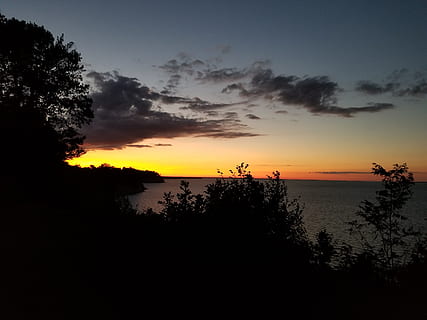 Karosserie, Wasser, Bäume, Orange, Sonnenuntergang, hinterleuchtet, Strand, dunkle Wolken, Dämmerung, Abend, Horizont, See, Landschaft, Licht, Natur, Ozean, draußen, Fluss, Meer, Silhouette, Himmel, Sonne, Sonnenaufgang, Reise, Szenen - Natur, Schönheit in der Natur, Baum, ruhige Szene, Ruhe, wolke - himmel, idyllisch, Pflanze, keine Leute, orange Farbe, Nicht-städtische Szene, Horizont über Wasser, 4K, CC0, gemeinfrei, lizenzfrei