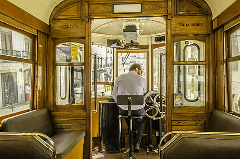 Fenster, Innerhalb, Luxus, die Architektur, Transport, Hafen, Innere, Fahrzeug, Straßenbahn, Sitz, Rückansicht, Sitzung, Fahrzeuginnenraum, eine Person, Stuhl, echte Menschen, Tag, Erwachsene, drinnen, in voller Länge, Transportmittel, Glas - Material, Männer, transparent, Frau, 4K, CC0, gemeinfrei, lizenzfrei