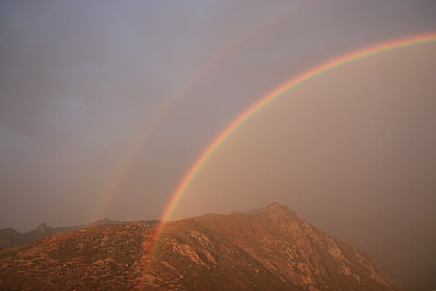 munte cu curcubeu, curcubeu, grindă, Munte, cer, natură, peisaj, pitoresc, stâncă, vârf, mediu inconjurator, apus de soare, în aer liber, scenics, frumusețe în natură, scenice - natura, idilic, liniște, o scenă liniștită, nor - cer, nici o persoana, scenă non-urbană, multi colorate, de munte, curcubeu dublu, la distanta, zi, ploaie, 5K, CC0, domeniu public, fără drepturi de autor