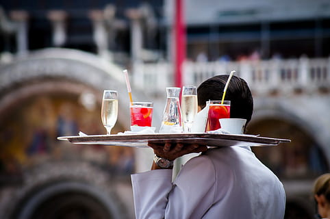 tanken, Bedienung, halten, Tablett, Trink Gläser, Dienen, Getränke, Portion, Weiß, Getränk, Erfrischung, Essen und Trinken, Geschäft, Erwachsene, eine Person, Glas, Fokus auf den Vordergrund, zufällige Menschen, echte Menschen, Lebensmittel, Alkohol, Tag, die Architektur, Besetzung, Frische, draußen, Trinken, 4K, CC0, gemeinfrei, lizenzfrei