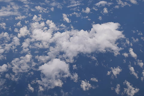 céu, nuvens, azul, branco, acima das nuvens, voar, nuvem - céu, beleza na natureza, scenics - natureza, natureza, dia, ninguém, tranquilidade, visão de baixo ângulo, origens, cena tranquila, ao ar livre, quadro completo, cor branca, idílico, cloudscape, meio Ambiente, fofo, atmosfera, meteorologia, altura, 5K, CC0, domínio público, royalty free