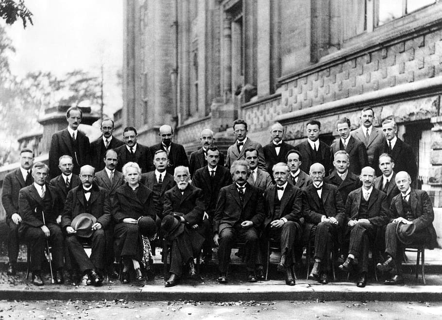 gråtonebillede, række, herrer, sidder, stol, einstein, fysiker, konference, Solvay, 1927, sort og hvid, auguste piccard, émile henriot, paul ære bevis, hjertet af édouard, théophile de donder, Erwin Schrödinger, jules émile verschaffelt, wolfgang pauli, werner heisenberg, ralph howard fowler, léon brillouin, peter debye, martin knudsen, William Lawrence Bragg, hendrik anthony kramers, paul dirac, arthur compton, louis de broglie, max født, niels boring, irving langmuir, max planck, marie skłodowska curie, hendrik lorentz, Albert Einstein, paul langevin, charles eugène guye, charles thomson rees wilson, Owen Willans Richardson, gruppe af mennesker, stor gruppe mennesker, arkitektur, menneskemængde, rigtige mennesker, tøj, regering, uniform, dag, bygget struktur, by, bygning udvendig, gade, sikkerhed, militær, beskyttelse, udendørs, 2K