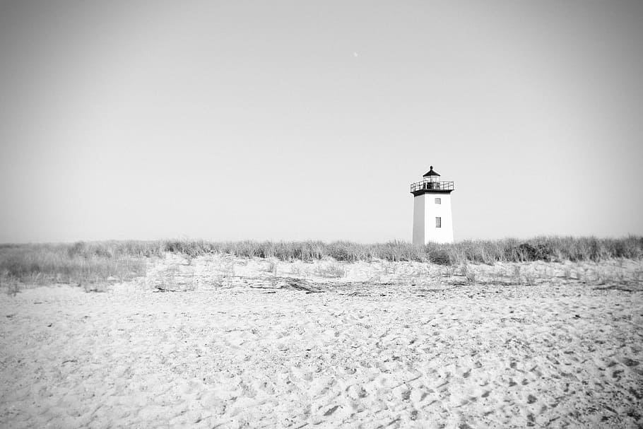 faro, Torre, luce, navigazione, costa, punto di riferimento, spiaggia, riva, isola, marino, architettura, mare, guida, nautico, sicurezza, avvertimento, porto, sabbia, cespugli, bianco e nero, struttura costruita, esterno dell'edificio, cielo, terra, costruzione, direzione, cielo sereno, natura, nessuno, copia spazio, protezione, destinazioni di viaggio, sepolto, all'aperto, 4K