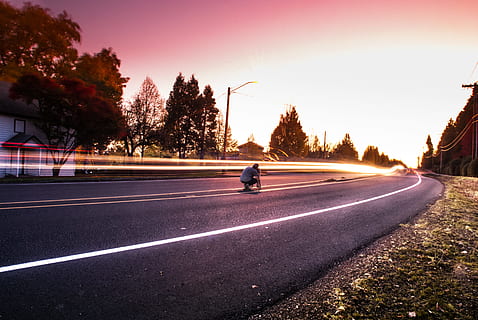 persona, seduta, nero, superiore, strada, crepuscolo, asfalto, sfocatura, telecamera, nuvole, sera, guida, autostrada, Casa, paesaggio, luci, lunga esposizione, all'aperto, cielo, tramonto, lasso di tempo, alberi, tripode, mezzi di trasporto, albero, pianta, modo di trasporto, simbolo, segnaletica stradale, veicolo a motore, natura, marcatura, cartello, auto, direzione, movimento, in movimento, la strada davanti, veicolo terrestre, città, 4K, CC0, dominio pubblico, privo di copyright