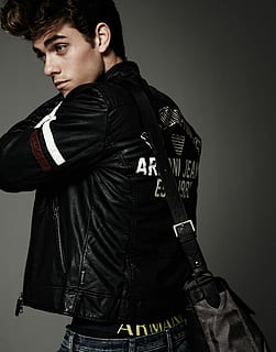 home, portar, negre, jaqueta de pell, Bossa crossbody, jaqueta, cuir, Armani, model, masculí, paio, cabell, estil, moda, bossa, Perfil, persona, anunci, gris, una persona, tir de l'estudi, de peu, a l'interior, home jove, adult jove, tres quarts de longitud, homes, roba, persones reals, estils de vida, fons gris, cintura cap amunt, ocupació, mirant cap a fora, roba casual, 4K, CC0, domini públic, lliure de regalies