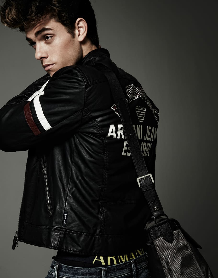 home, portar, negre, jaqueta de pell, Bossa crossbody, jaqueta, cuir, Armani, model, masculí, paio, cabell, estil, moda, bossa, Perfil, persona, anunci, gris, una persona, tir de l'estudi, de peu, a l'interior, home jove, adult jove, tres quarts de longitud, homes, roba, persones reals, estils de vida, fons gris, cintura cap amunt, ocupació, mirant cap a fora, roba casual, 4K