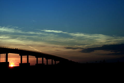 solnedgang, bro, sol, rød, rød, himmel, ild, sol, rød, himmel, om aftenen, Sky, bro - menneskeskabt struktur, hovedvej, transportmidler, skumring, multiple lane motorvej, nat, forbindelse, sky - himmel, bygget struktur, arkitektur, natur, silhuet, ingen mennesker, orange farve, lav vinkel visning, udendørs, ro, skønhed i naturen, scenics - natur, rolig scene, 4K, CC0, offentligt domæne, royaltyfrie