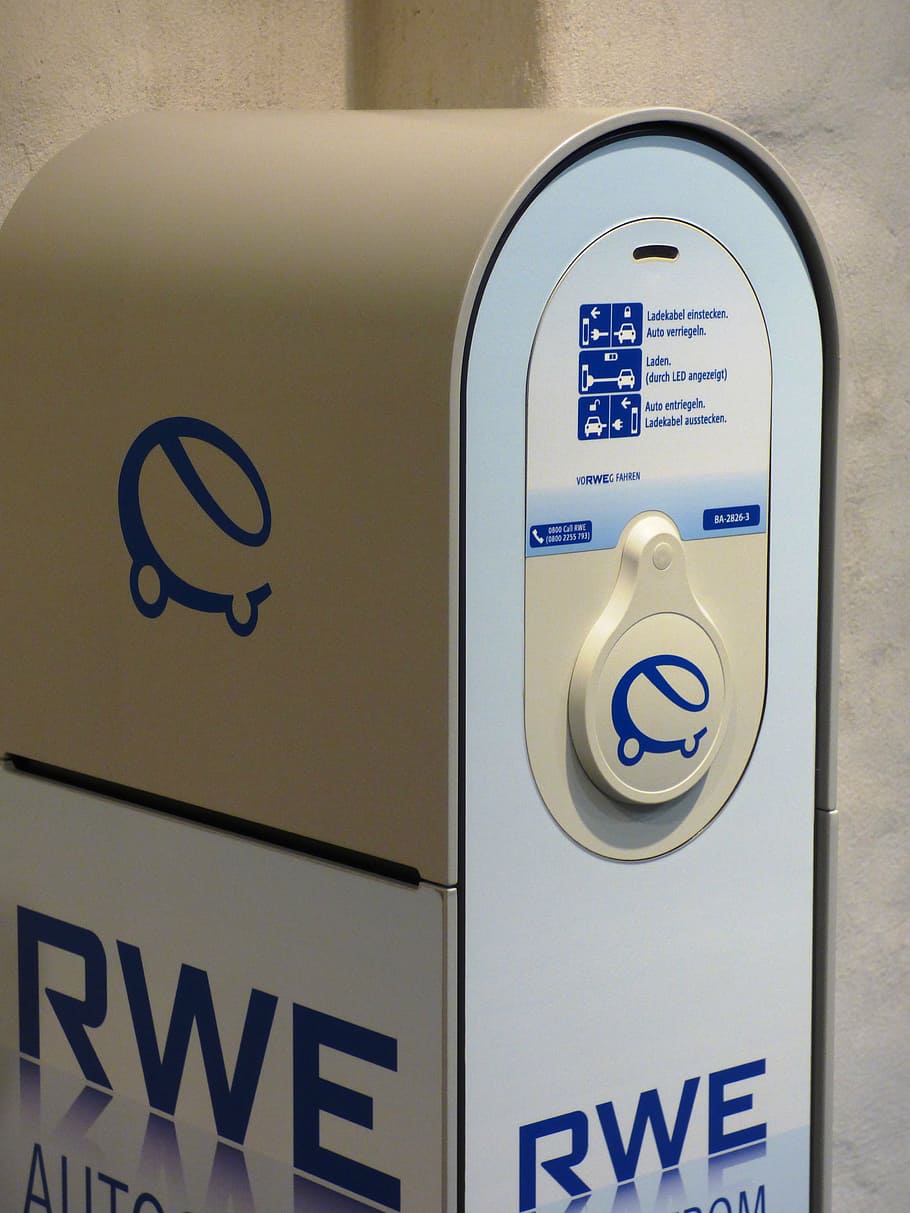 càrrega, corrent, carregador de bateria, rwe, energia, cotxe, carregant cotxe, cotxe elèctric, comunicació, text, guió occidental, signe, primer pla, cap gent, informació, script no occidental, guió, nombre, a l'interior, signe d'informació, tecnologia, orientació, funció de construcció de parets, blau, control, seguretat, representació, senyal d'advertència, polsador, 4K