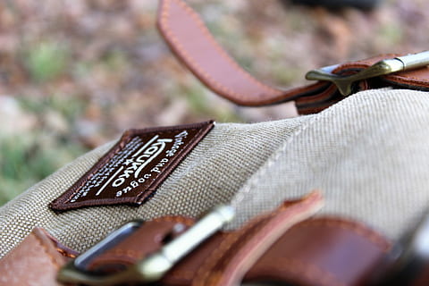 el viaje espera, gris, marrón, bolso, de cerca, parche, al aire libre, camino, enfoque selectivo, nadie, textil, ropa, tijeras, día, arma, antiguo, grupo de objetos, ausencia, naturaleza, planta, Moda, metal, cuchillo - arma, agricultura, proteccion, pequeño grupo de objetos, 5K, CC0, dominio público, libre de derechos