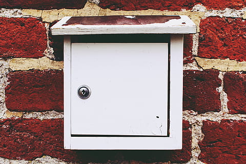 lukket, hvid, træ-, mail box, postkasse, brev boks, væg, stolpe, boks, gammel, forvitret, murstens væg, mursten, træ, bygget struktur, murbygningsfunktion, arkitektur, bygning udvendig, dag, ingen mennesker, tæt på, hvid farve, udendørs, bygning, rød, indgang, tekstureret, form, dør, geometrisk form, 4K, CC0, offentligt domæne, royaltyfrie