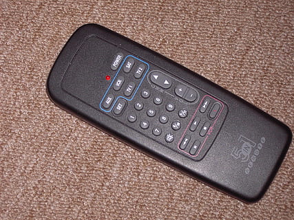 telecomando, elettronico, tv, pratico, rubinetto, accedere, selezionare, comunicazione, contatto, tecnologia, avvicinamento, controllo, in casa, singolo oggetto, tastiera, tecnologia wireless, premi il bottone, vista dall'alto, connessione, nessuno, colore nero, numero, direttamente sopra, tavolo, set televisivo, rosso, a distanza, materiale elettrico, 2K, CC0, dominio pubblico, privo di copyright