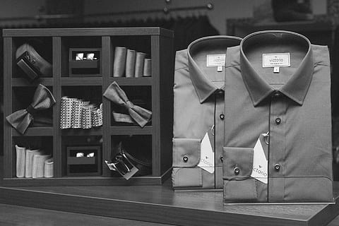 gråskalfotografi, två, shirts, bågar, försedd med krage, ties, flugor, manschettknappar, mode, Lagra, detaljhandeln, handla, Kläder, inget folk, inomhus, trämaterial, fortfarande liv, sko, hatt, livsstilar, teknologi, vardaglig klädsel, enhetlig, kommunikation, tabell, hängande, text, dam, 1080P, CC0, offentligt domän, royaltyfria