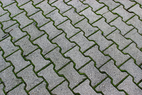 Muster, grau, Grün, Backstein, draussen, Gras, Hintergründe, Vollbild, texturiert, keine Leute, Tag, Fußweg, Wiederholung, High Angle View, Straße, Nahansicht, Stein, draußen, Design, Rau, stein material, Pflasterstein, direkt darüber, Natur, Beton, 2K, CC0, gemeinfrei, lizenzfrei