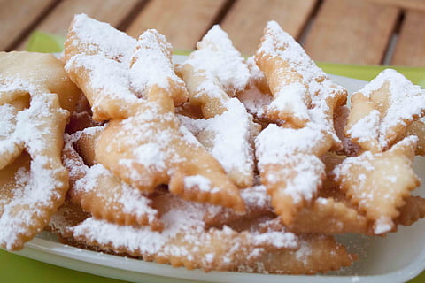 bugnes, tradition, donuts, veganer, uden æg, uden smørret, uden mælk, fransk, hjemmelavet, sød, mad, mad og drikke, sødt mad, dessert, overbærenhed, sukker, bagt, tæt på, plade, friskhed, klar til at spise, indendørs, kage, ingen mennesker, flormelis, konditori dejen, frugt, dej, pie, bagt konditorivarer, fristelse, snack, 4K, CC0, offentligt domæne, royaltyfrie