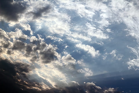 núvols, cel, inflat, núvols inflats, dramàtica, cinemàtic, núvol - cel, bellesa a la natura, escenics - natura, naturalesa, vista d’angle baix, llum solar, cap gent, fons, cloudscape, tranquil·litat, dia, a l'aire lliure, Color blanc, blau, escena tranquil·la, medi ambient, cel dramàtic, cel malhumorat, meteorologia, 5K, CC0, domini públic, lliure de regalies