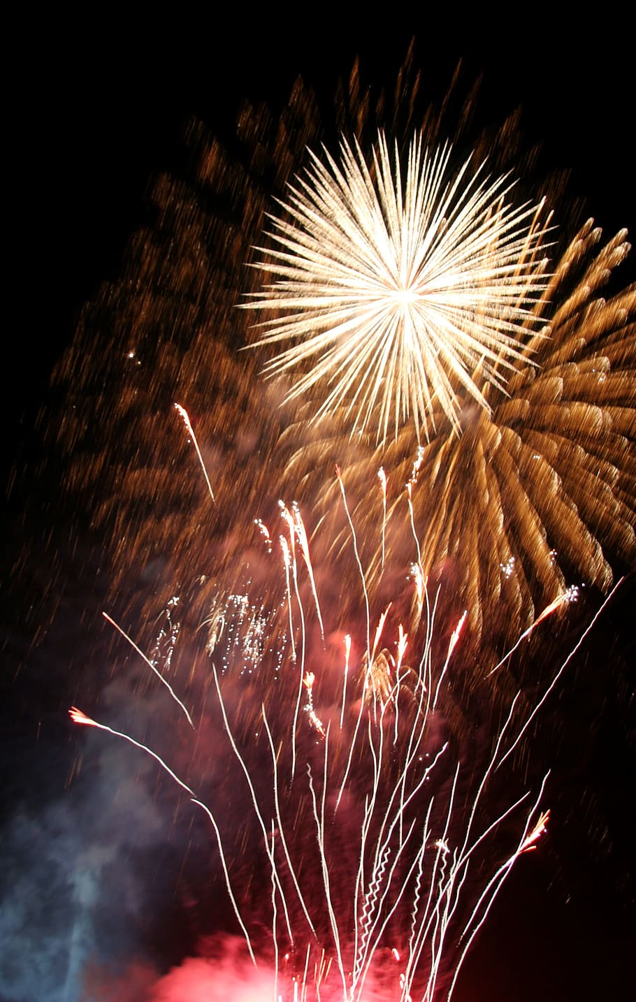 fyrværkeri, raket, lys, nat, lys, nat, sylvester, eksplosion, pyroteknik, krakker, fest, farverig, himmel, sporstof, smuk, ifølge, eksploderer, fyrværkeri - menneskeskabt objekt, brand - naturligt fænomen, begivenhed, fjerde juli, fest - social begivenhed, lyse, traditionel festival, ferie, sort farve, rød, gnister, bevægelse, belyst, lang eksponering, kunstkultur og underholdning, sløret bevægelse, glødende, lav vinkel visning, røg - fysisk struktur, multi farvet, ingen mennesker, eksplosiv, 2K