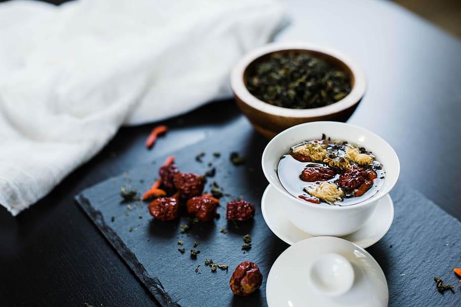 Baia Goji, te de crisantem, fruites, líquid, ceràmica, tassa, menjar i beguda, menjar, alimentació saludable, benestar, bol, fruita, estil de vida saludable, esmorzar, granola, frescor, a l'interior, cap gent, fruites de baies, aliments secs, cereals per esmorzar, mobles, centrar-se en primer pla, al matí, llavor, civada: menjar, antioxidant, farinetes, vegà, 5K