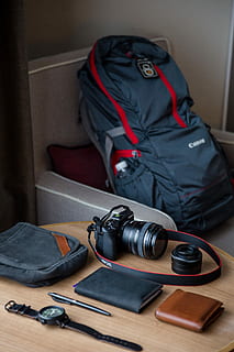 canon dslr kamera, üst, tablo, siyah, dslr kamera, yanında, deri notebook, kahverengi, cüzdan, kalem tıklayın, izlemek, yer, kamera, lens, sırt çantası, seyahat, dolma kalem, moda, stil, sandalye, not defteri, içeriye, Giyim, tabanca, kanun, ekipman, Emniyet, insansız, ahşap malzeme, silah, koruma, güvenlik, suç, kamera - fotoğrafik donanımlar, risk, Meslek, hazırlık, saldırganlık, 5K, CC0, kamu malı, telif ücretsiz